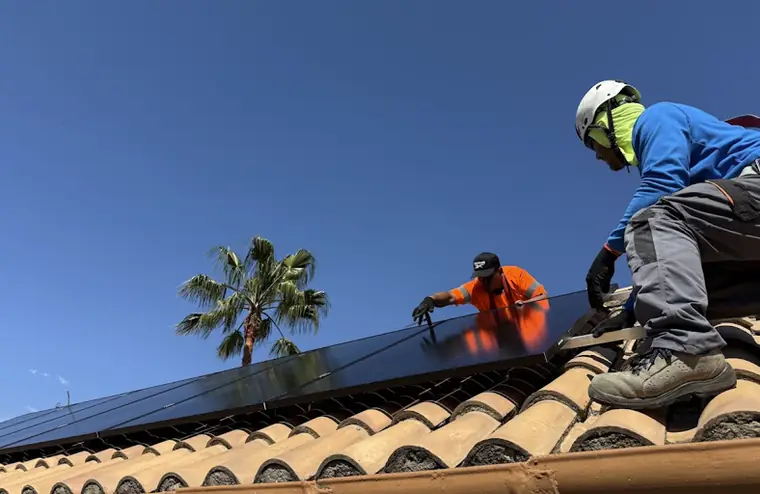 Equipo de montaje de Efisity en una cubierta de teja