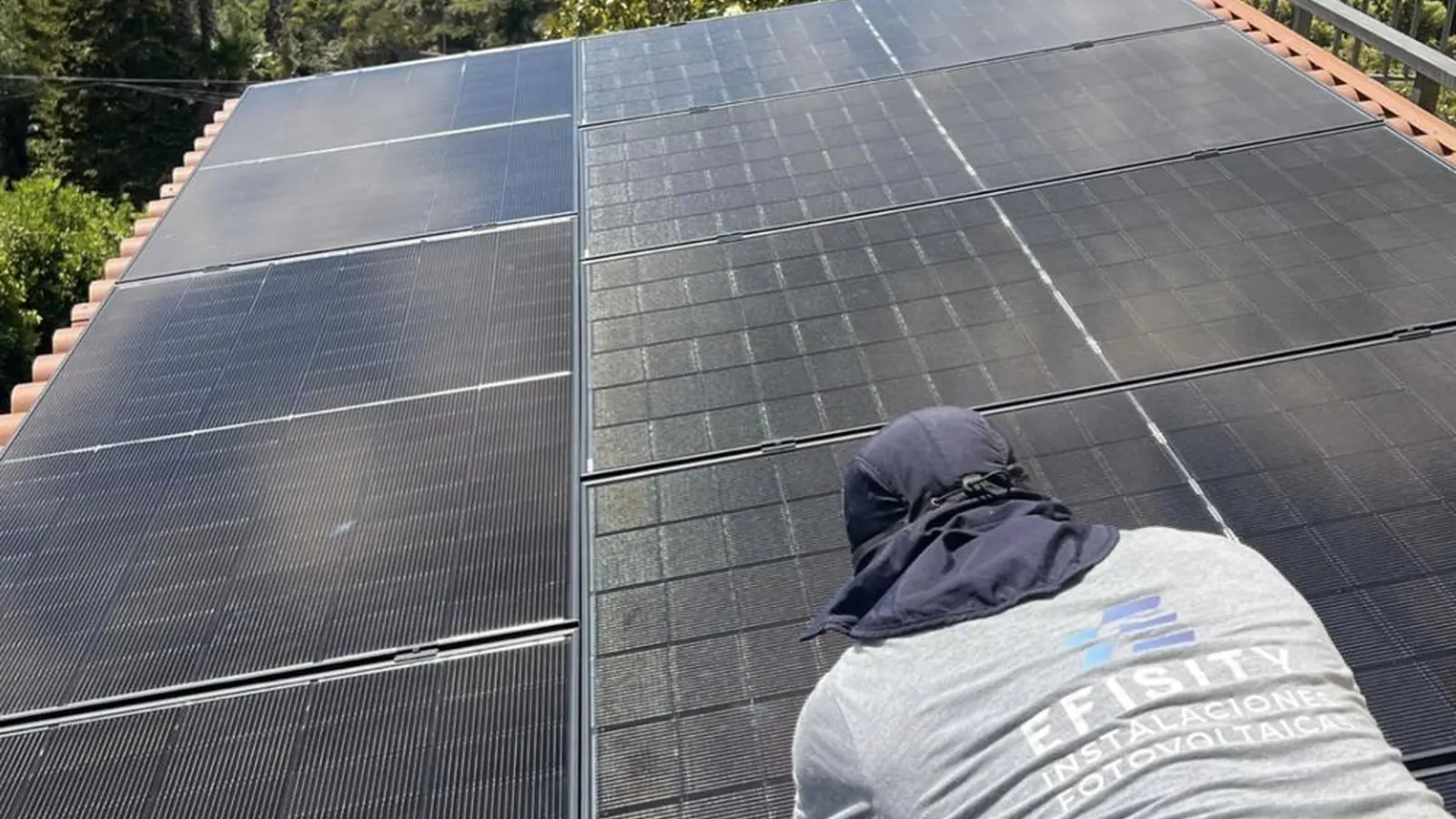 Instalador de Efisity fijando la estructura de una instalación fotovoltaica