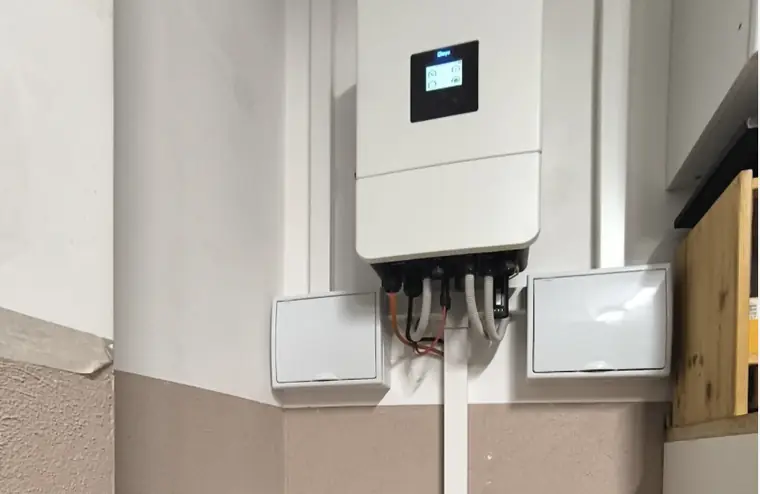Inversor y cuadro eléctrico, fotografía del cliente