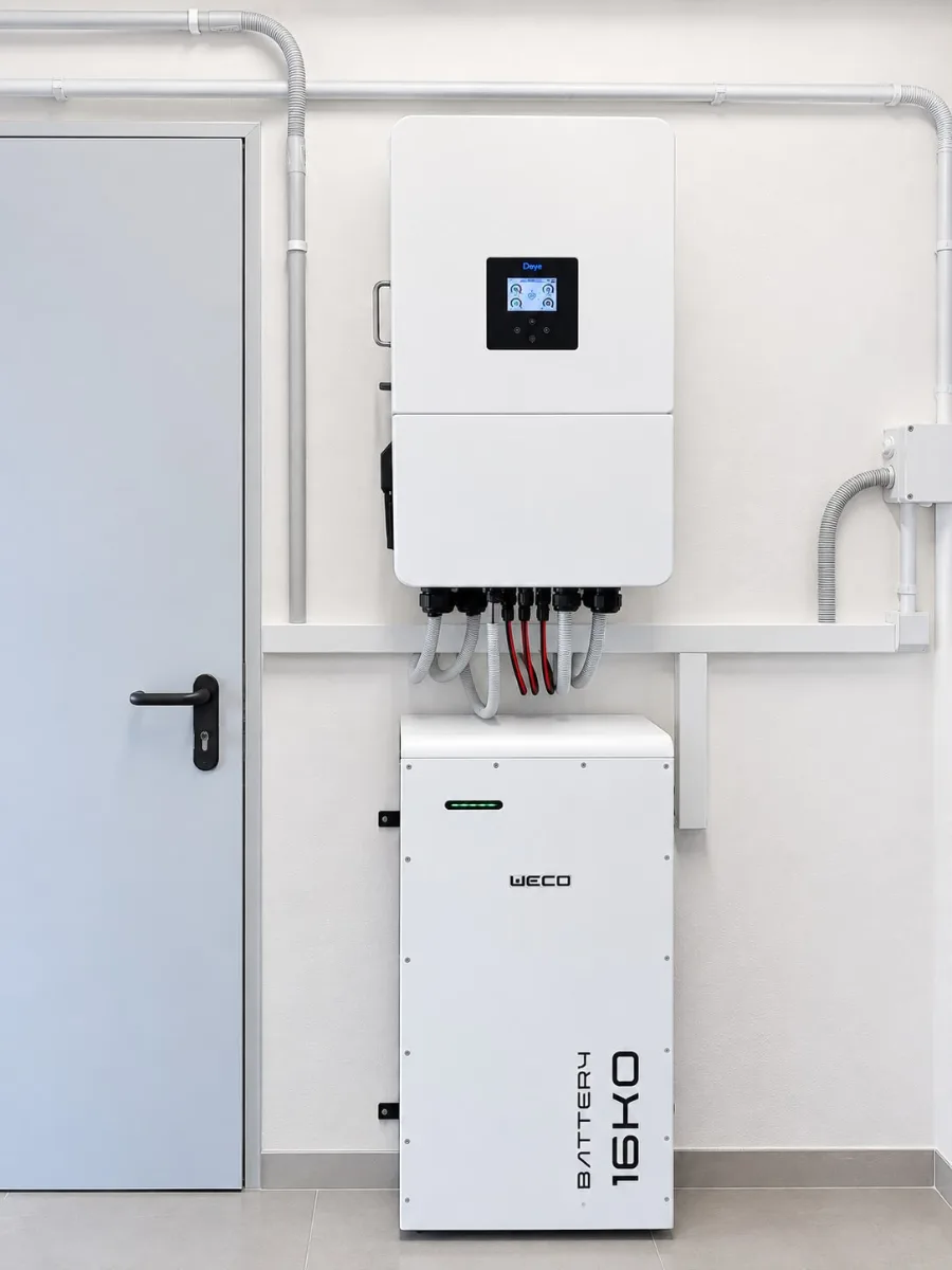 Inversor híbrido Deye y batería Weco instalados junto a la puerta del garaje