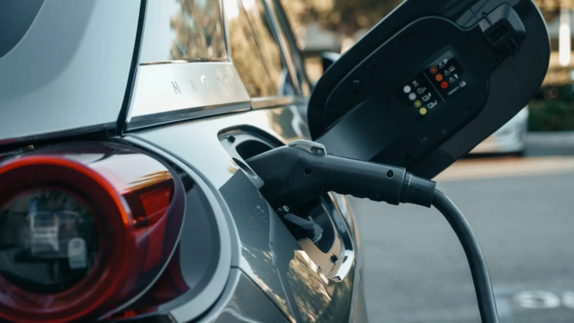 Quiero cargar mi coche eléctrico con mis placas solares: ¿funciona de verdad?