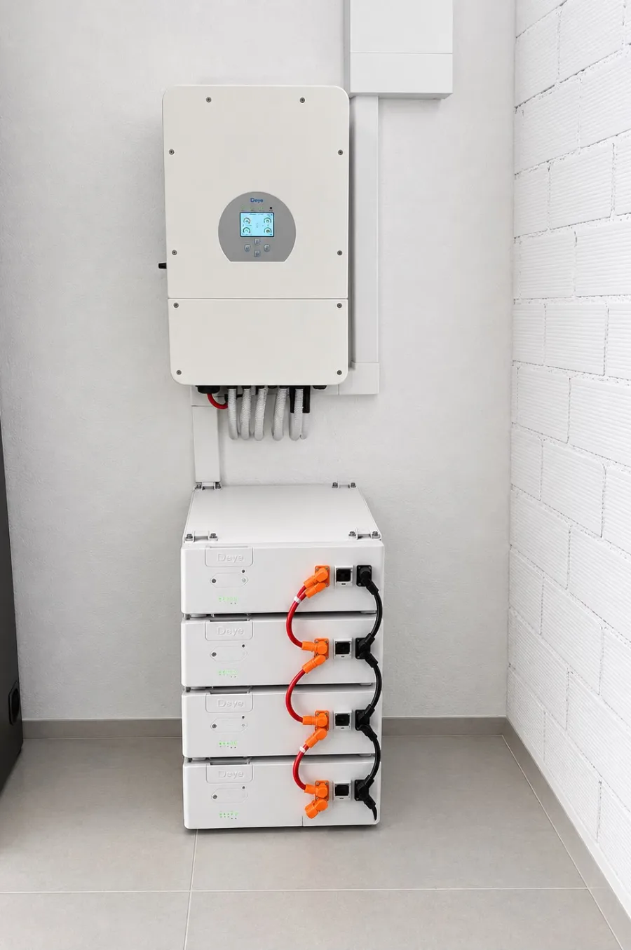 Inversor híbrido Deye y baterías Deye apiladas, cableado ordenado