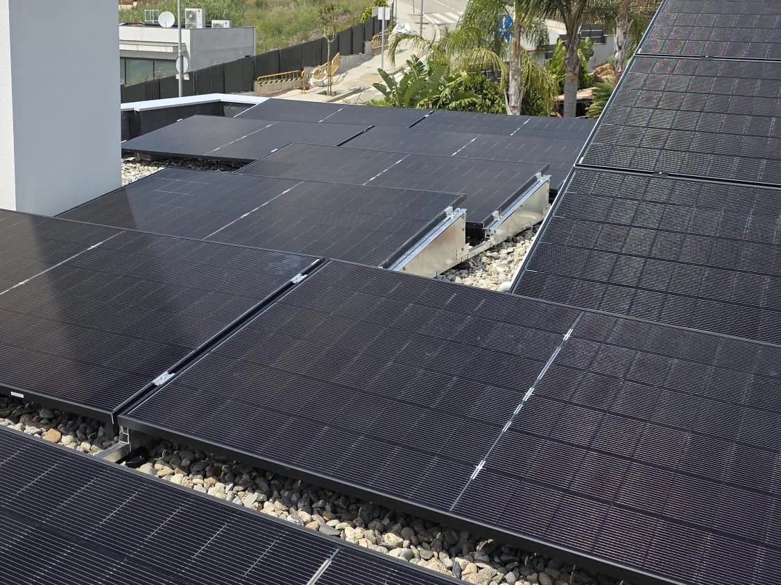 Me ofrecen placas solares, por teléfono o en mi puerta: ¿cómo detectar una mala oferta?