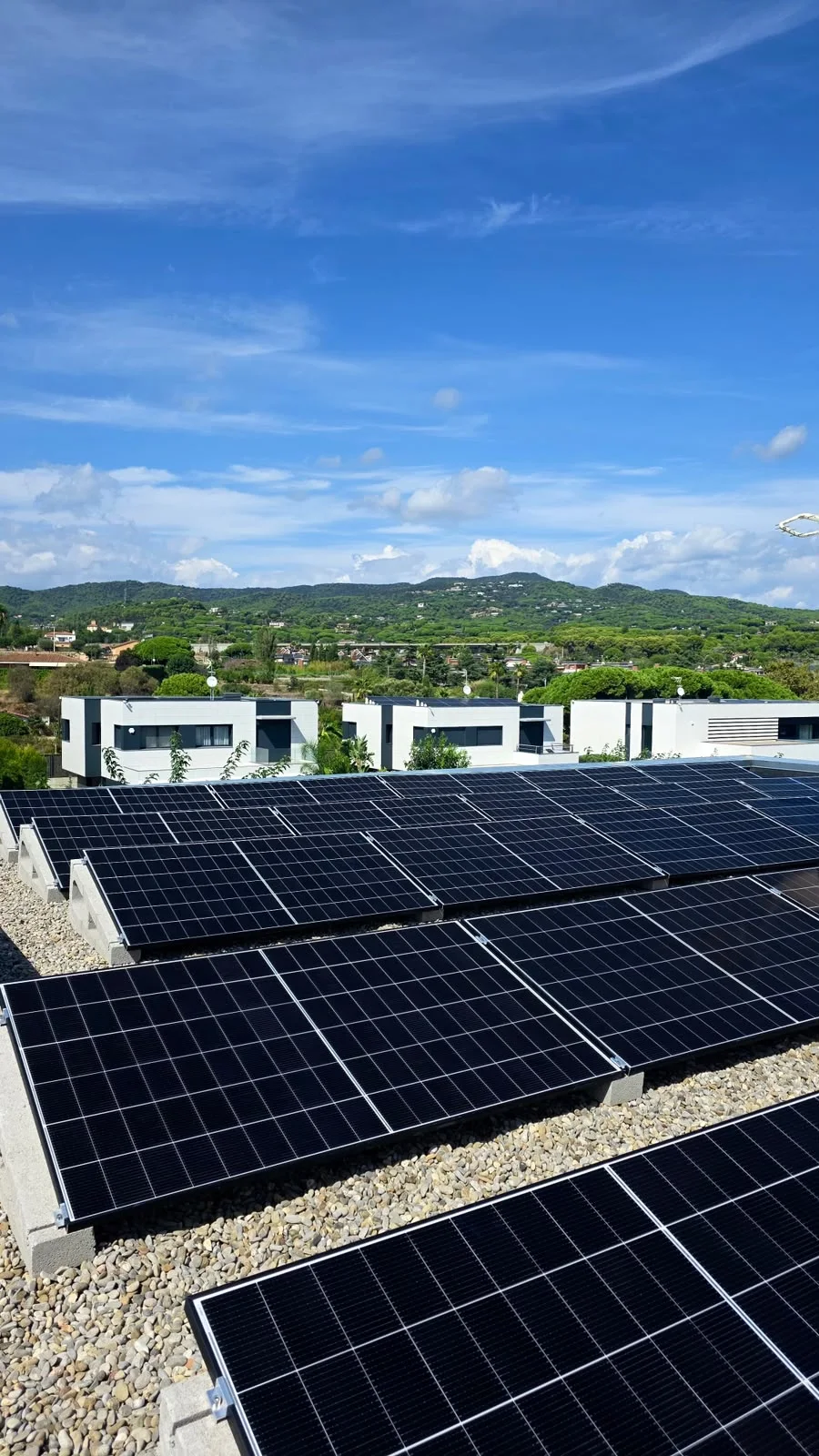 Placas solares instaladas por Efisity en una cubierta plana